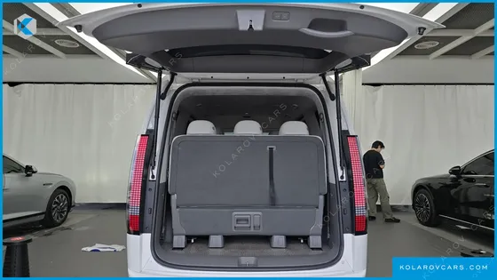 HYUNDAI STARIA 4WD LOUNGE 7-SEATER