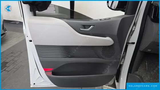 HYUNDAI STARIA 4WD LOUNGE 7-SEATER