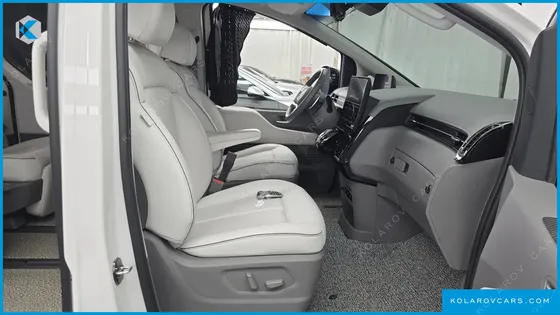 HYUNDAI STARIA 4WD LOUNGE 7-SEATER