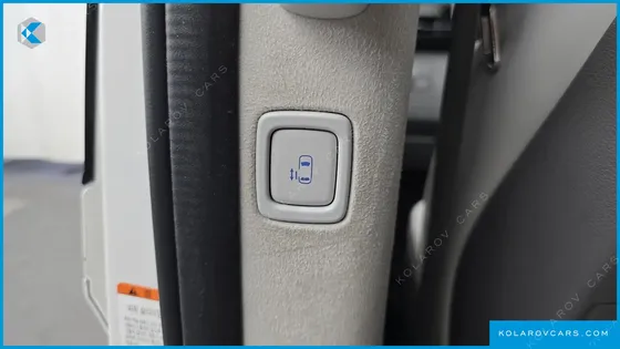 HYUNDAI STARIA 4WD LOUNGE 7-SEATER