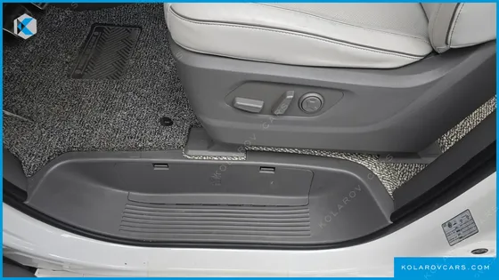 HYUNDAI STARIA 4WD LOUNGE 7-SEATER