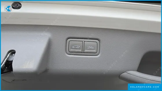 HYUNDAI STARIA 4WD LOUNGE 7-SEATER