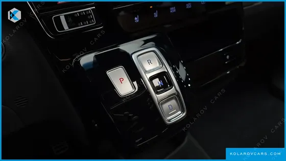HYUNDAI STARIA 4WD LOUNGE 9-SEATER