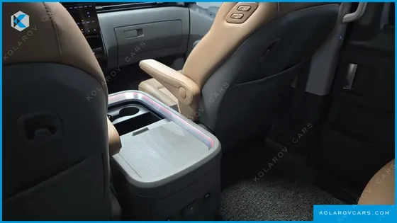 HYUNDAI STARIA 4WD LOUNGE 9-SEATER
