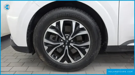 KIA CARNIVAL GASOLINE 9-SEATER SIGNATURE