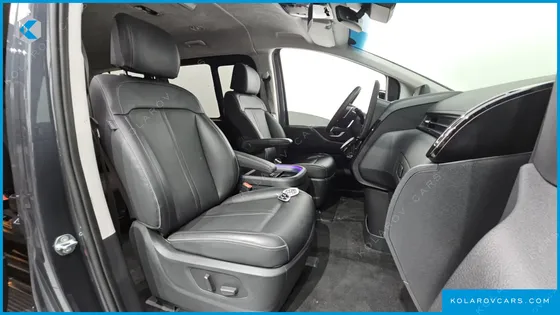 HYUNDAI STARIA LOUNGE 9-SEATER