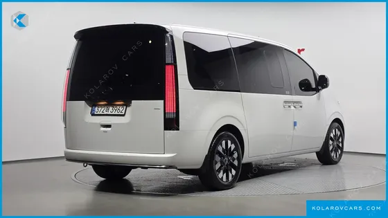 HYUNDAI STARIA 4WD LOUNGE 9-SEATER
