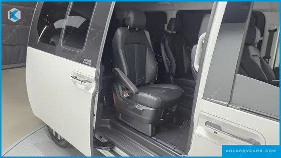 HYUNDAI STARIA 4WD LOUNGE 9-SEATER
