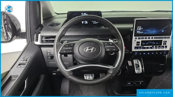 HYUNDAI STARIA 4WD LOUNGE 9-SEATER