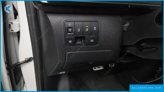 HYUNDAI STARIA 4WD LOUNGE 9-SEATER