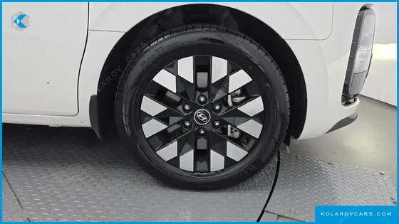 HYUNDAI STARIA 4WD LOUNGE 9-SEATER