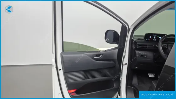 HYUNDAI STARIA 4WD LOUNGE 9-SEATER