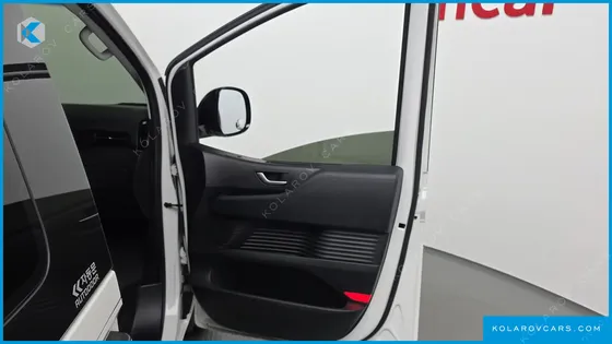 HYUNDAI STARIA 4WD LOUNGE 9-SEATER
