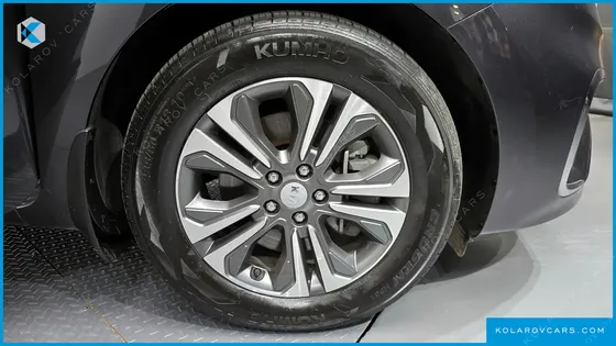 KIA CARNIVAL 9-SEATER LUXURY