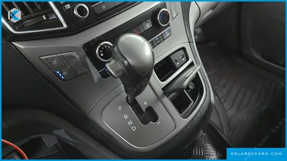 HYUNDAI STAREX VAN 5-SEATER