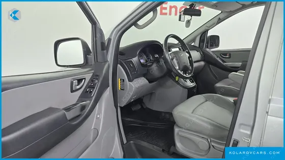 HYUNDAI STAREX VAN 5-SEATER