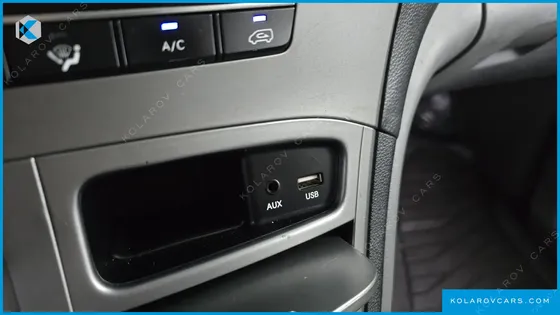 HYUNDAI STAREX VAN 5-SEATER