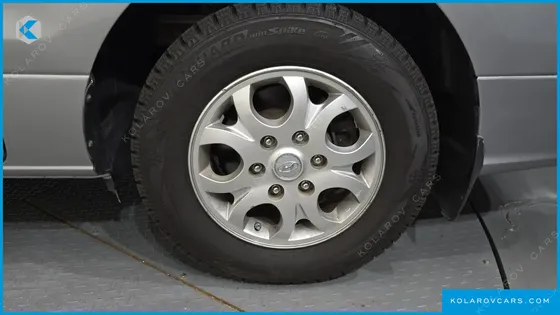 HYUNDAI STAREX VAN 5-SEATER
