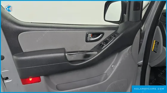 HYUNDAI STAREX VAN 5-SEATER