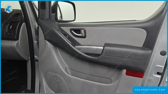 HYUNDAI STAREX VAN 5-SEATER