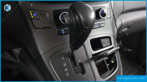 HYUNDAI STAREX VAN 3-SEATER