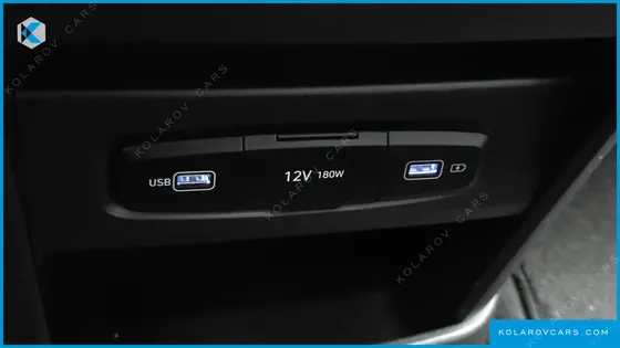 HYUNDAI STARIA 4WD LOUNGE 7-SEATER