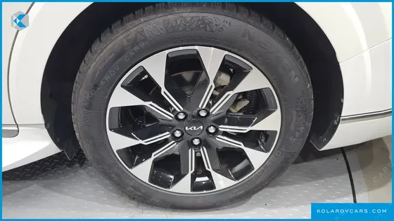KIA CARNIVAL GASOLINE 7-SEATER HI-LIMOUSINE