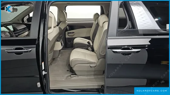 KIA CARNIVAL 9-SEATER PRESTIGE