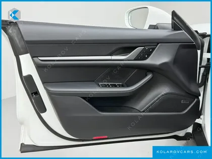 PORSCHE TAYCAN BASE