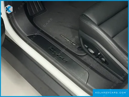 PORSCHE TAYCAN BASE