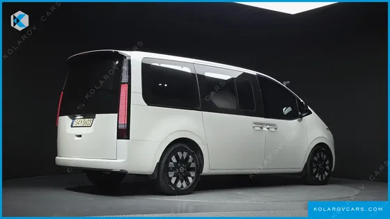 HYUNDAI STARIA LOUNGE 9-SEATER