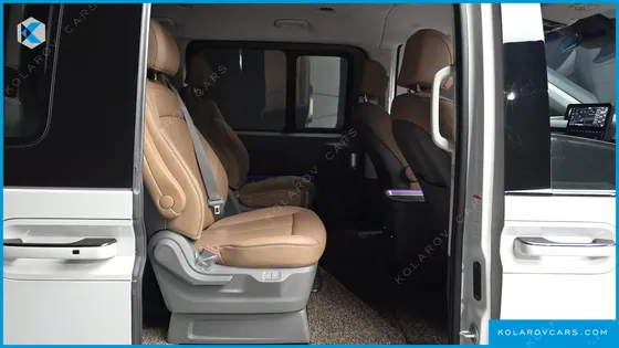 HYUNDAI STARIA LOUNGE 9-SEATER
