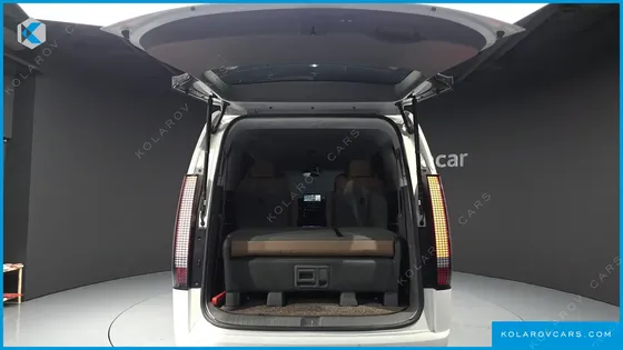 HYUNDAI STARIA LOUNGE 9-SEATER