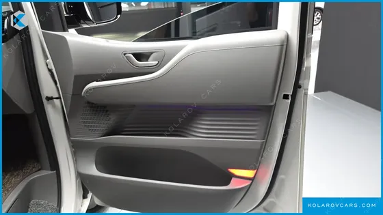 HYUNDAI STARIA LOUNGE 9-SEATER