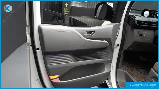 HYUNDAI STARIA LOUNGE 9-SEATER