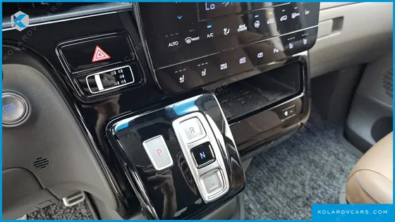 HYUNDAI STARIA LOUNGE 7-SEATER