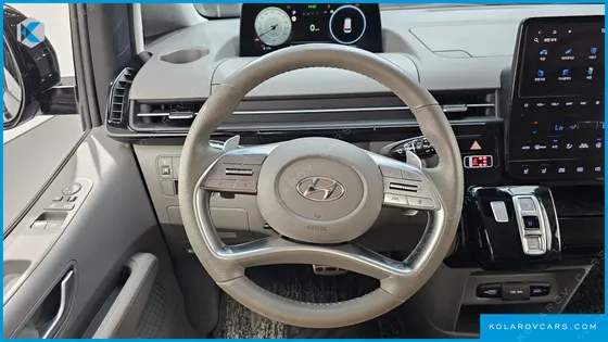 HYUNDAI STARIA LOUNGE 7-SEATER