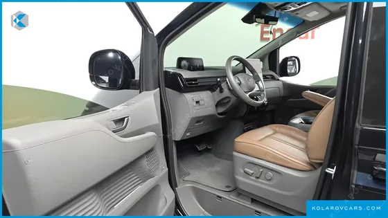HYUNDAI STARIA 4WD LOUNGE 9-SEATER