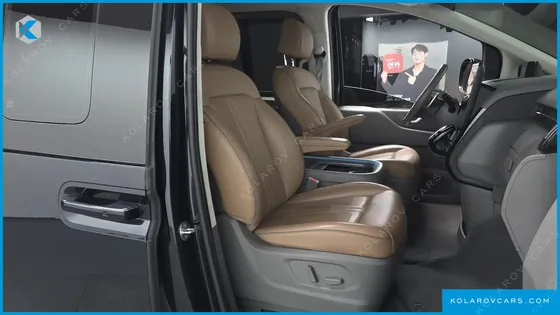 HYUNDAI STARIA 4WD LOUNGE 9-SEATER