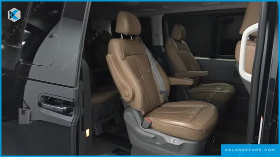 HYUNDAI STARIA 4WD LOUNGE 9-SEATER