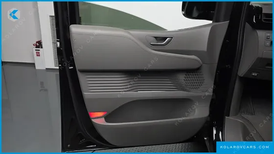 HYUNDAI STARIA 4WD LOUNGE 9-SEATER
