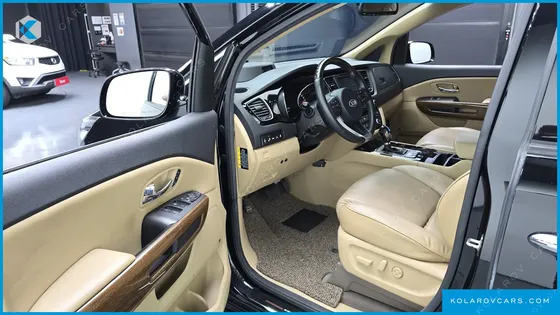 KIA CARNIVAL GASOLINE 9-SEATER HI-LIMOUSINE