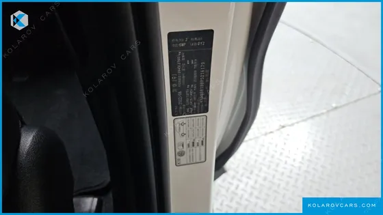KIA CARNIVAL 9-SEATER PRESTIGE