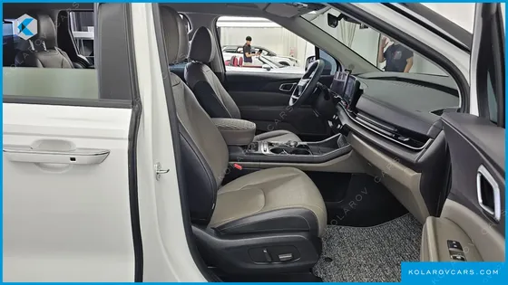 KIA CARNIVAL 7-SEATER OUTDOOR