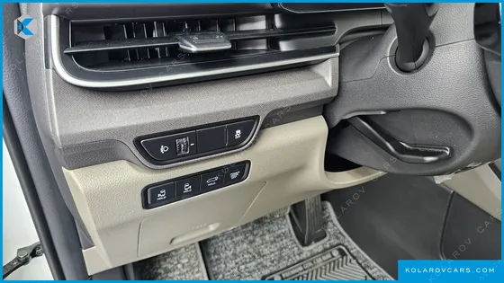 KIA CARNIVAL 7-SEATER OUTDOOR