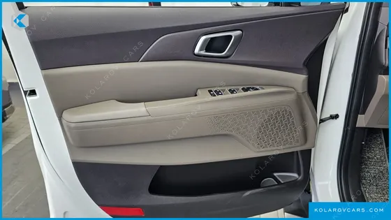 KIA CARNIVAL 7-SEATER OUTDOOR