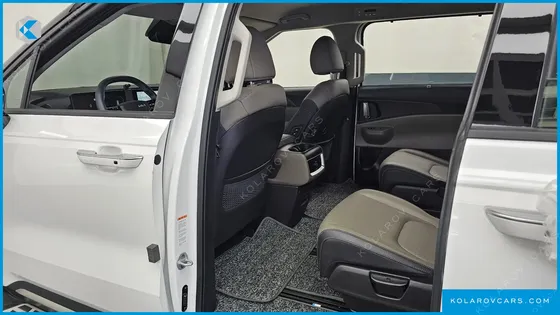 KIA CARNIVAL 7-SEATER OUTDOOR