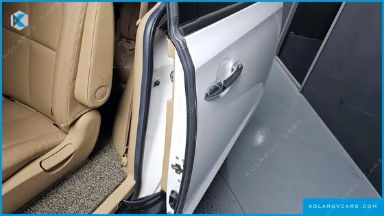 KIA CARNIVAL 9-SEATER HI-LIMOUSINE