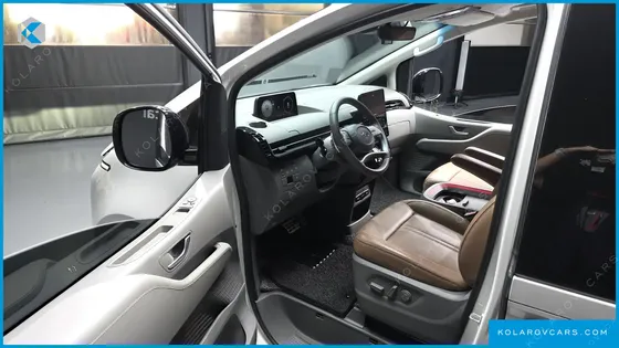 HYUNDAI STARIA LOUNGE 9-SEATER