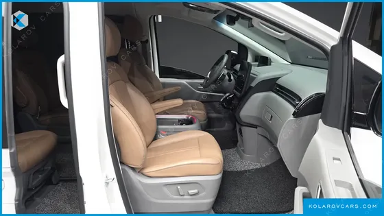 HYUNDAI STARIA LOUNGE 9-SEATER